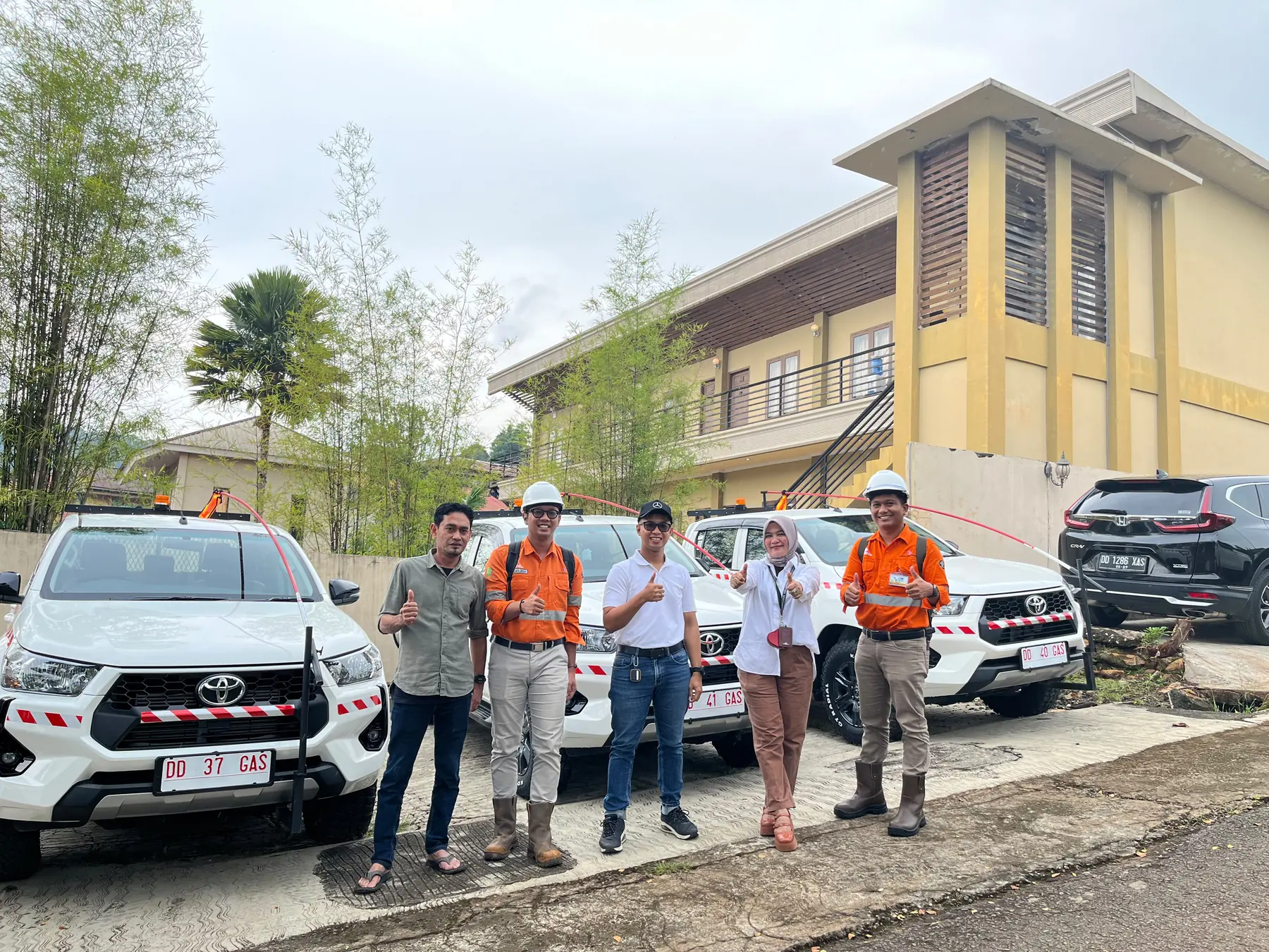 Tim PT Global Asia Sorowako bersama unit kendaraan operasional
