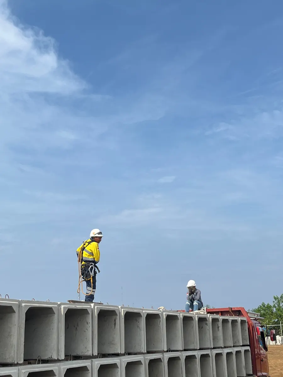 Pekerja di atas box culvert pada proyek